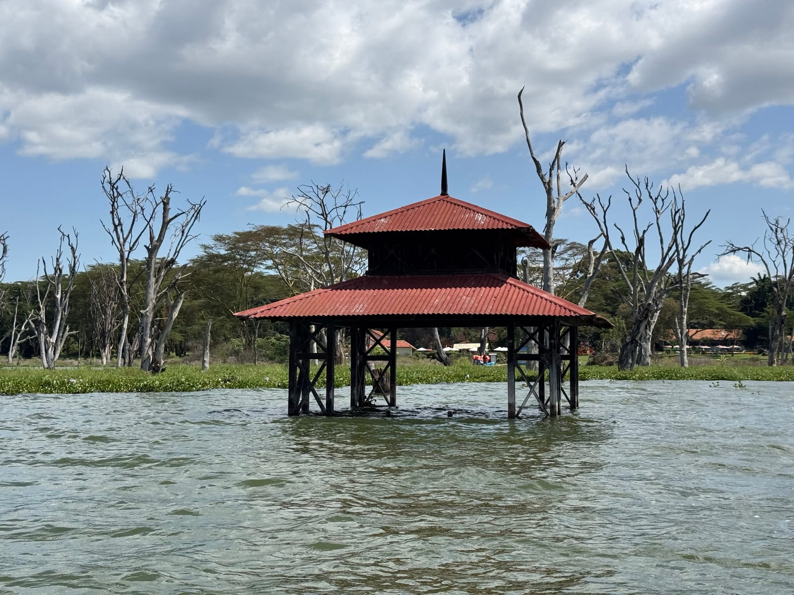奈瓦沙湖水位上涨后,一座亭子立于被淹的湖水中,肯尼亚纳库鲁郡(资料图,2024年12月)。