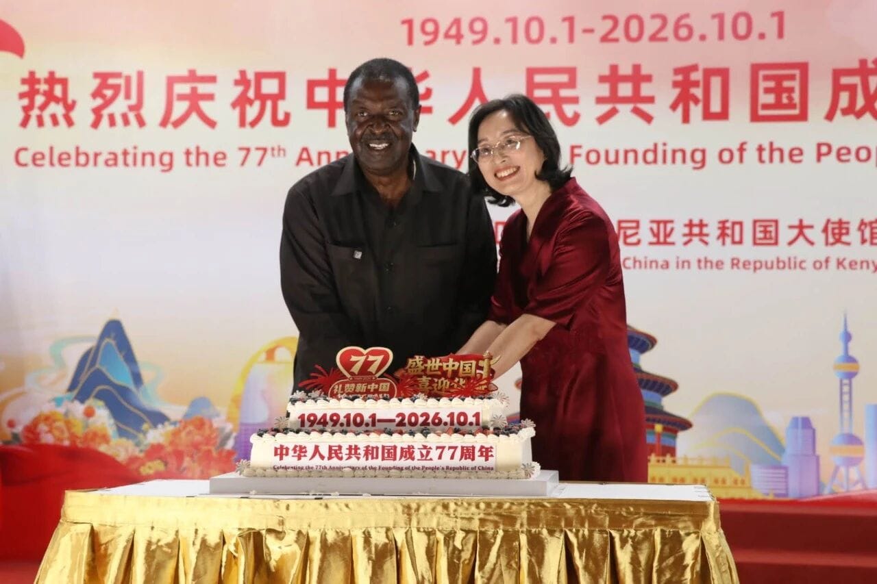 郭海燕大使与穆达瓦迪共同切分国庆77周年蛋糕。