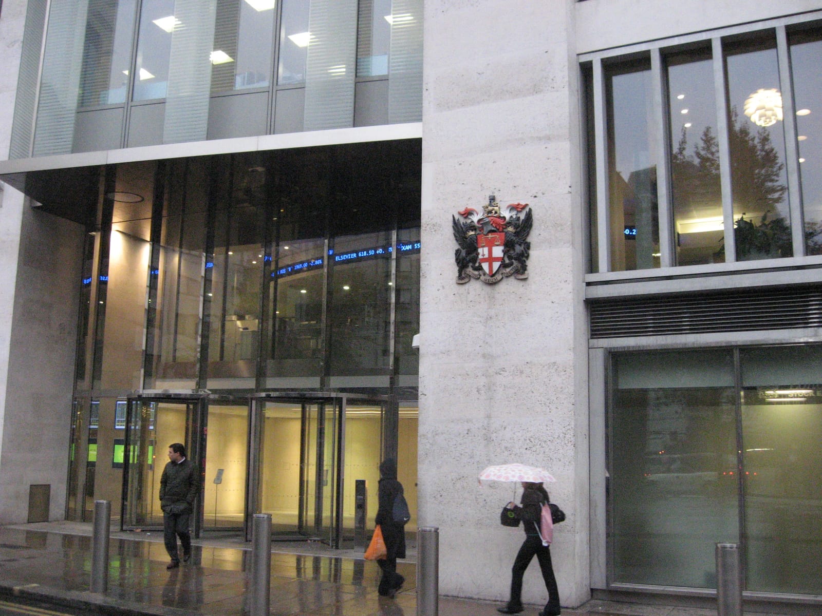位于伦敦帕特诺斯特广场(Paternoster Square)的伦敦证券交易所(资料图)。