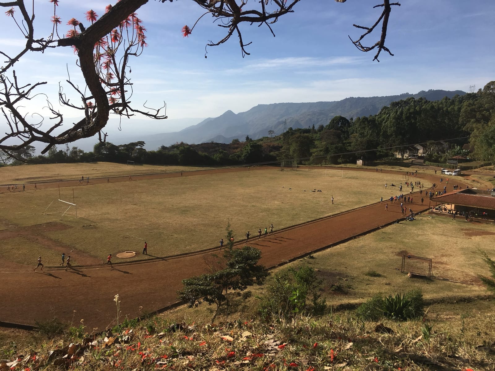 埃尔格约-马拉奎特郡坦巴赫师范学院(Tambach Teachers College)的红土跑道,背后是凯里奥河谷(Kerio Valley)陡崖(资料图,2019年)。