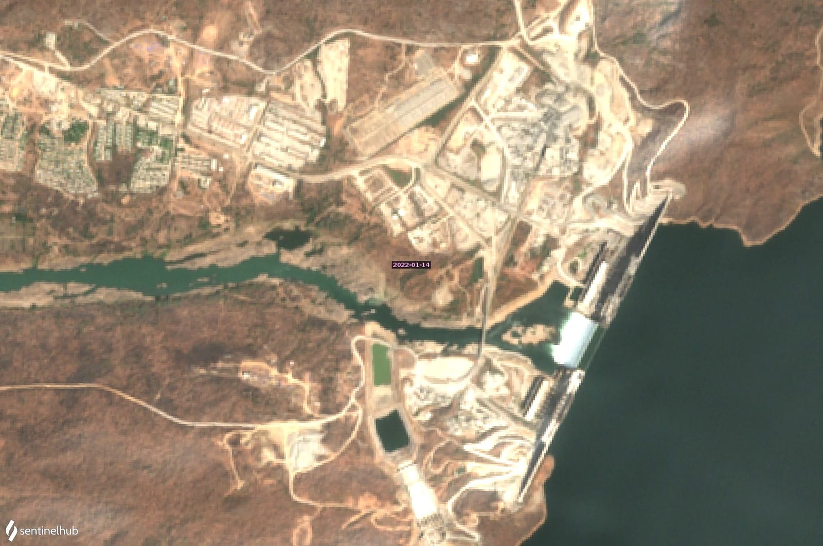 资料图:哥白尼(Copernicus)Sentinel-2卫星拍摄的埃塞俄比亚复兴大坝(GERD)及其水库影像(2022年1月14日),大坝建于蓝尼罗河上,是埃塞俄比亚与埃及围绕尼罗河水资源争端的焦点。该图非最新影像,水库范围与现状可能已有变化。