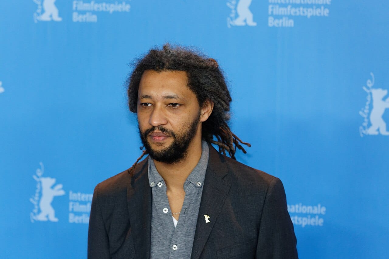 塞内加尔裔法国导演阿兰·戈米斯(Alain Gomis)2017年在柏林国际电影节为其影片《费莉西黛》(Félicité)出席拍照环节。资料图,并非本届活动现场照;戈米斯是2026年NBO电影节首次导演回顾展的致敬对象。